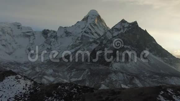 日落时的阿马达布拉姆山喜马拉雅山尼泊尔鸟瞰图视频的预览图
