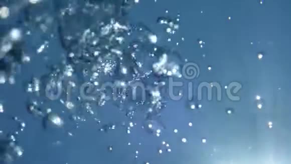 自然光在纯净的生命水中流淌在空气中闪耀闪烁和流动的气泡视频的预览图