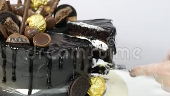一块巧克力蛋糕视频的预览图