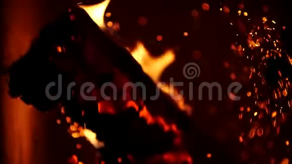 手稿页在燃烧慢动作的温暖舒适的燃烧壁炉燃烧在黑色火焰上的特写视频的预览图