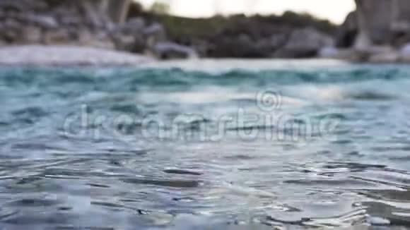 山河中的石头溪水和岩石视频的预览图
