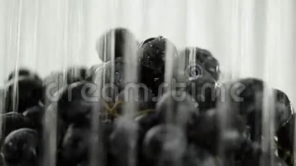 葡萄水从顶部喷出许多射流在视频中间止水特写视频的预览图