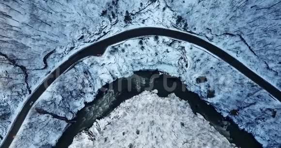在高山关冬中蜿蜒的道路视频的预览图