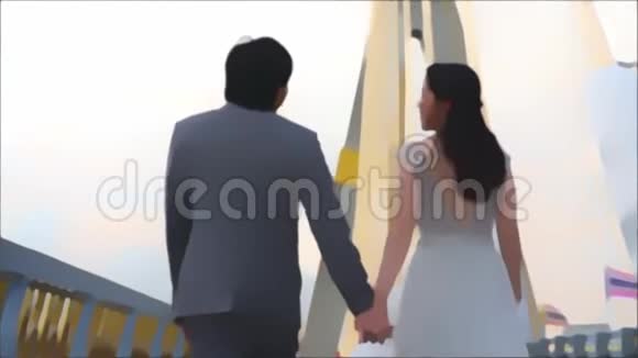 新婚夫妇在桥上散步视频的预览图
