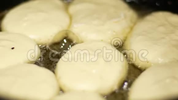 小煎饼在油锅里煎视频的预览图