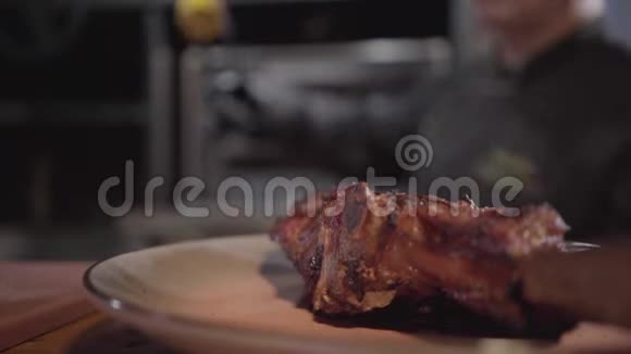 厨师用舌头从烤炉里取出玉米然后把多汁的肉放在盘子里视频的预览图