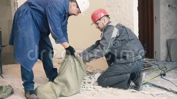 一个工人正在把土屑放进袋子里视频的预览图