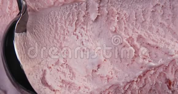 带勺草莓风味冰淇淋的俯视图视频的预览图