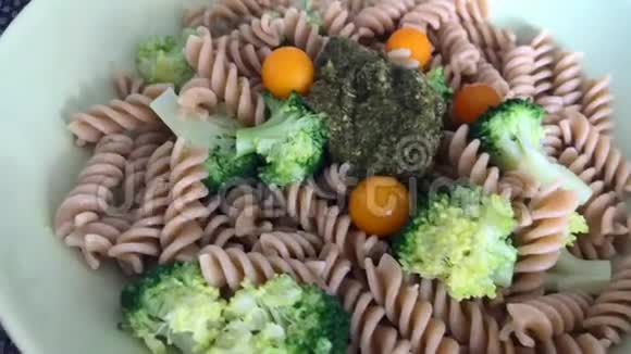 全麦意大利面和蔬菜准备吃健康食品概念全麦意大利面视频的预览图
