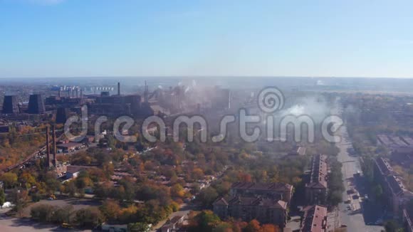 城市上空的烟雾从鸟的视野视频的预览图