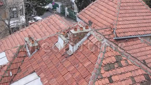 房子屋顶上的瓷砖视频的预览图