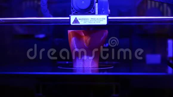 3D打印机打印出手的模型视频的预览图