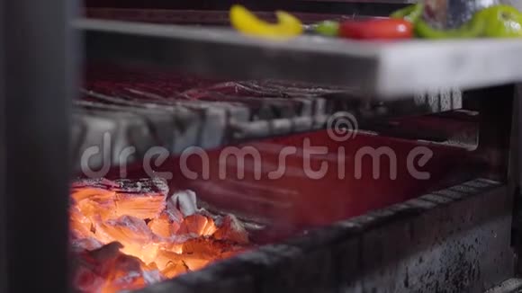 用黑色手套把一块三文鱼和蔬菜放在烤箱里用金属工具合上厨师把新鲜的视频的预览图