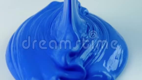 蓝色油漆喷在表面视频的预览图