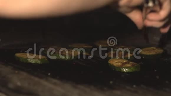 烧烤架上或烤炉内切西葫芦或小胡瓜在Lowmo餐厅咖啡馆厨房里切煤视频的预览图