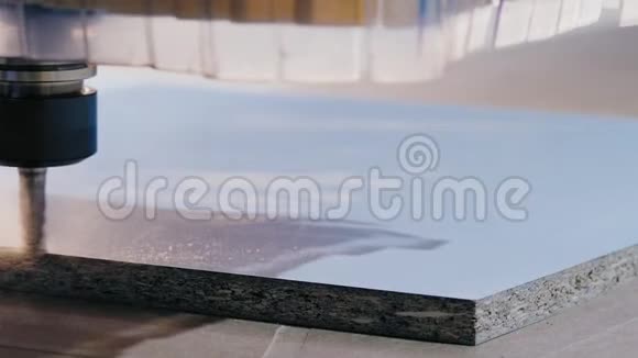 特写CNC雕刻切割机切割木制工件视频的预览图