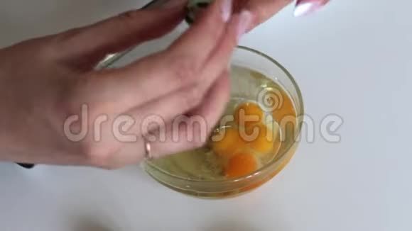 制作蛋黄酱的原料女人用芥末在植物油中添加鸡蛋靠近鹌鹑蛋和搅拌机视频的预览图