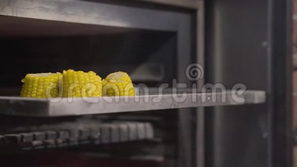 烤架上摆满了玉米片准备做饭慢动作在现代餐馆准备食物视频的预览图