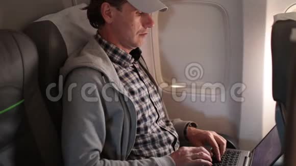 在飞机上用手提电脑工作的人视频的预览图