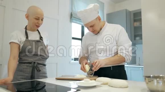 厨师同事在餐厅的厨房工作时交谈人们微笑着做饭视频的预览图