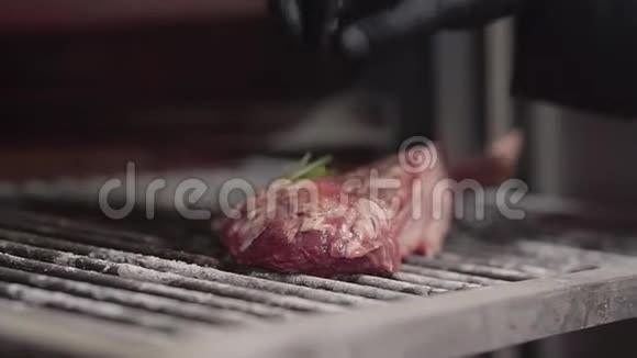 生的多汁的肉排骨用迷迭香香草腌制有香味可以在烤架上煎闭合视频的预览图