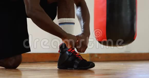 4k健身室男拳击手系鞋带视频的预览图