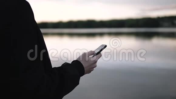 商业风格的男人使用智能手机户外背景视频的预览图