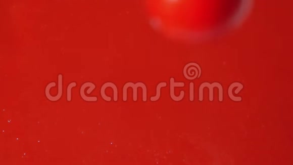 下观成熟番茄落入红汁或酱超级慢镜头视频的预览图