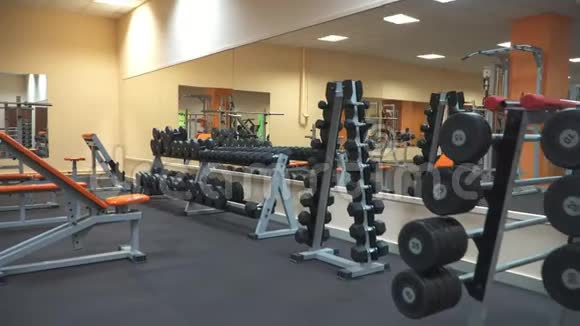带设备和免费重量的空健身房视频的预览图