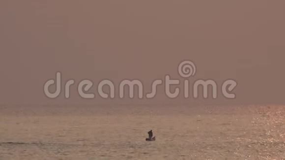 日出时在马拉维湖的渔夫视频的预览图