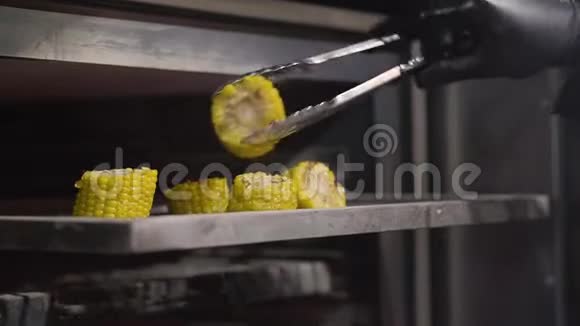 厨师戴着黑色手套打开热烤炉烤碎玉米片从四面八方煎炸关门视频的预览图