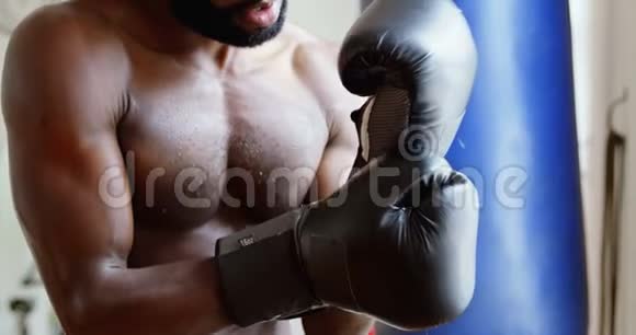 健身室4k的男性拳击手视频的预览图
