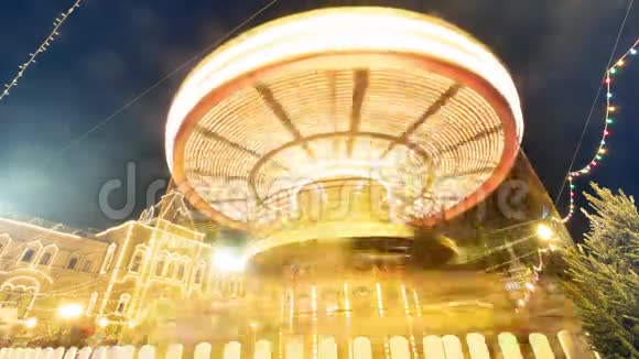 晚上旋转木马游乐园旋转木马与美丽的彩绘木马夜间旋转木马视频的预览图