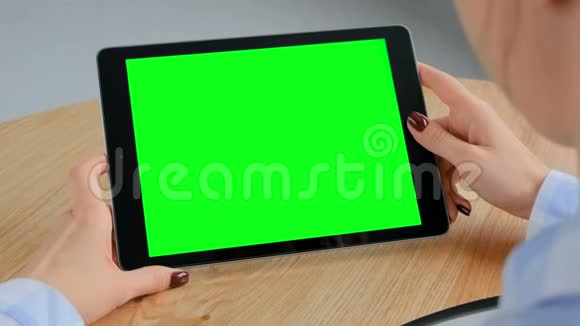 平板电脑女性手中空白绿色屏幕色度关键概念视频的预览图