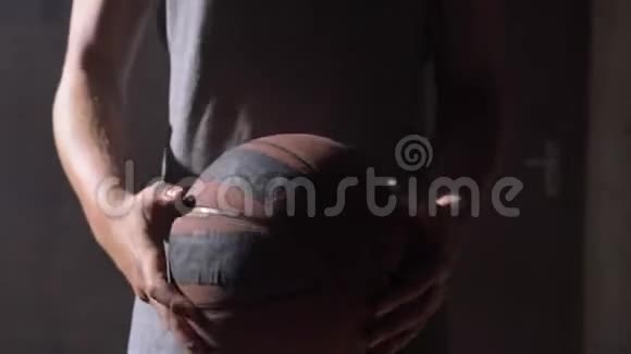 近镜头篮球运动员双手打球视频的预览图