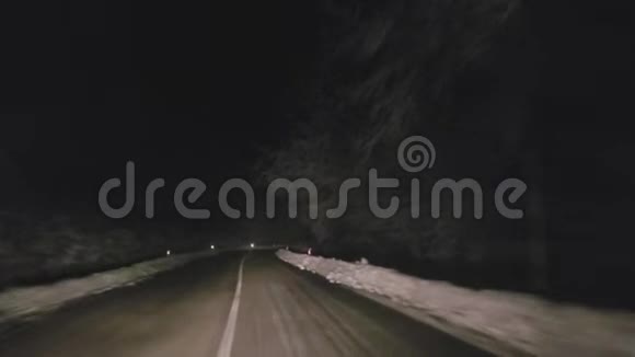 晚上在冬天的路上穿过山视频的预览图