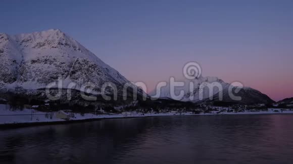 冬天可以看到傍晚的群山和挪威的峡湾视频的预览图