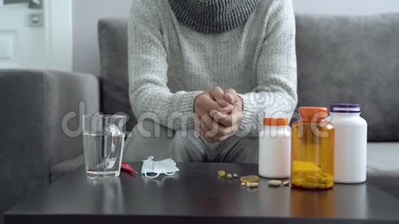 药片胶囊和温度计放在桌子上他在吃药视频的预览图