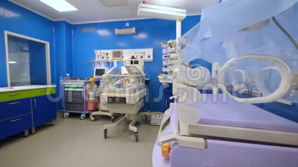 婴儿培养箱里有婴儿的现代病房视频的预览图