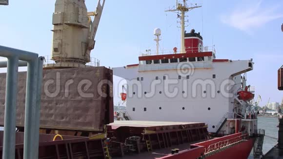 货船在港口码头装载煤炭视频的预览图