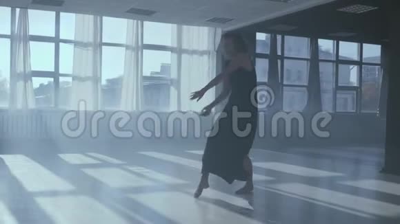 一个优雅的女孩跳现代舞的远路视频的预览图