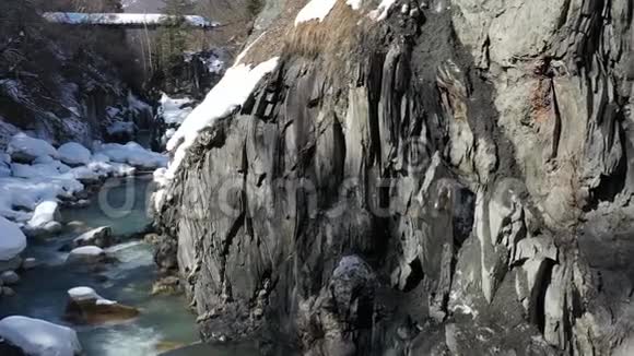 一条有很多岩石的山河令人惊叹的画面一侧高崖4K视频的预览图