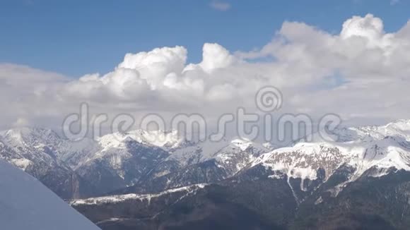 蓝天雪山景观全景视频的预览图