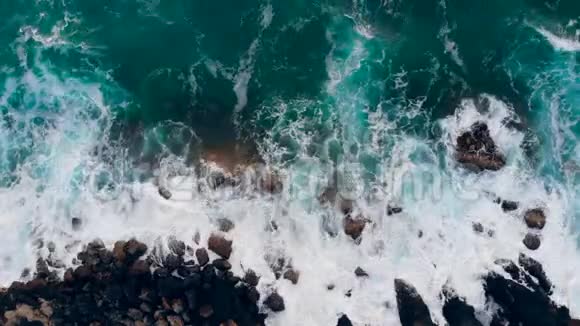 海水以白色泡沫拍打海岸视频的预览图