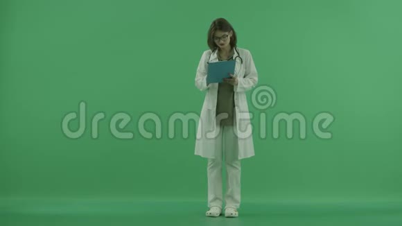 医生说了些什么写着然后邀请你去某个地方在绿色的屏幕上视频的预览图