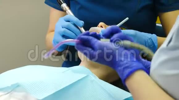 女医生在她的柜子里治疗女病人在牙科用扩张器的年轻女子近距离拍摄视频的预览图
