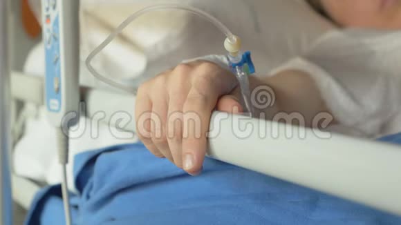 在医院分娩后精疲力竭的妇女视频的预览图