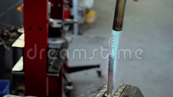 燃气燃烧器点火加热烧热金属螺栓视频的预览图