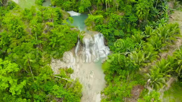 菲律宾宿务热带丛林中的一个山峡中的坎巴斯瀑布鸟瞰瀑布中的瀑布视频的预览图