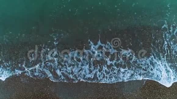 海浪被钉在岸边视频的预览图